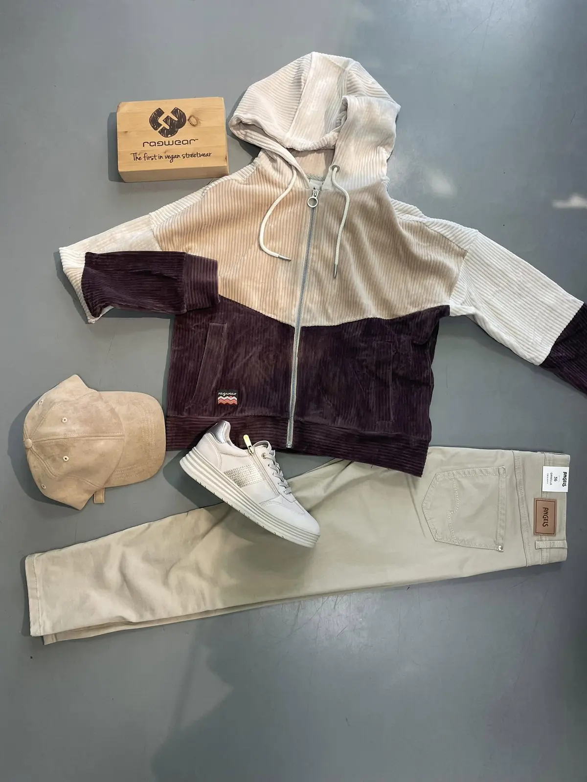 Cord-Hoodie von ragwear in Beige und Bordeaux mit heller Jeans