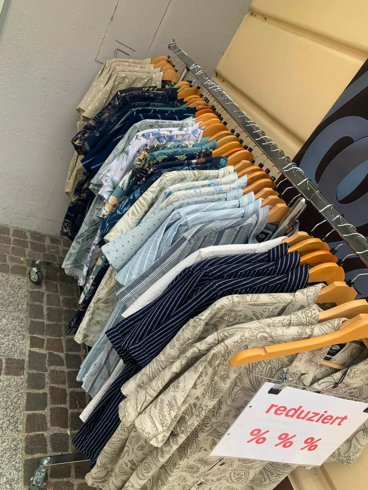 Sommerhemden mit Prints und Streifen auf einem Kleiderständer