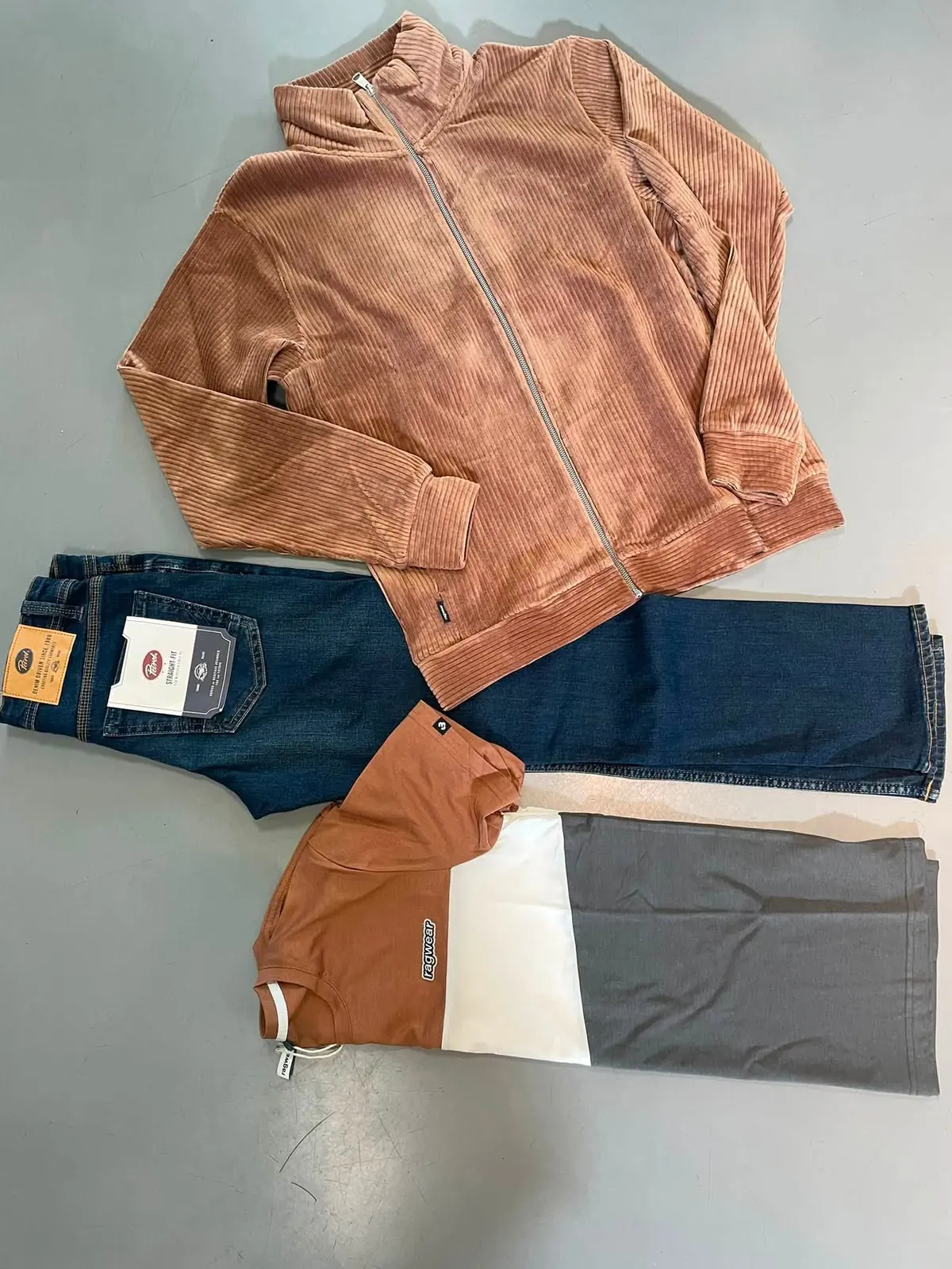 Cordjacke in Terrakotta mit Straight-Fit-Jeans und Shirt