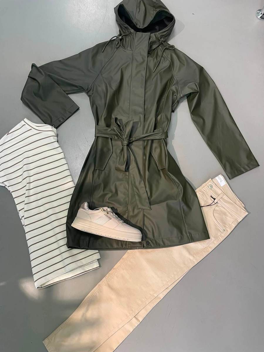 Regen-Look in Oliv – CORNER Scheibbs