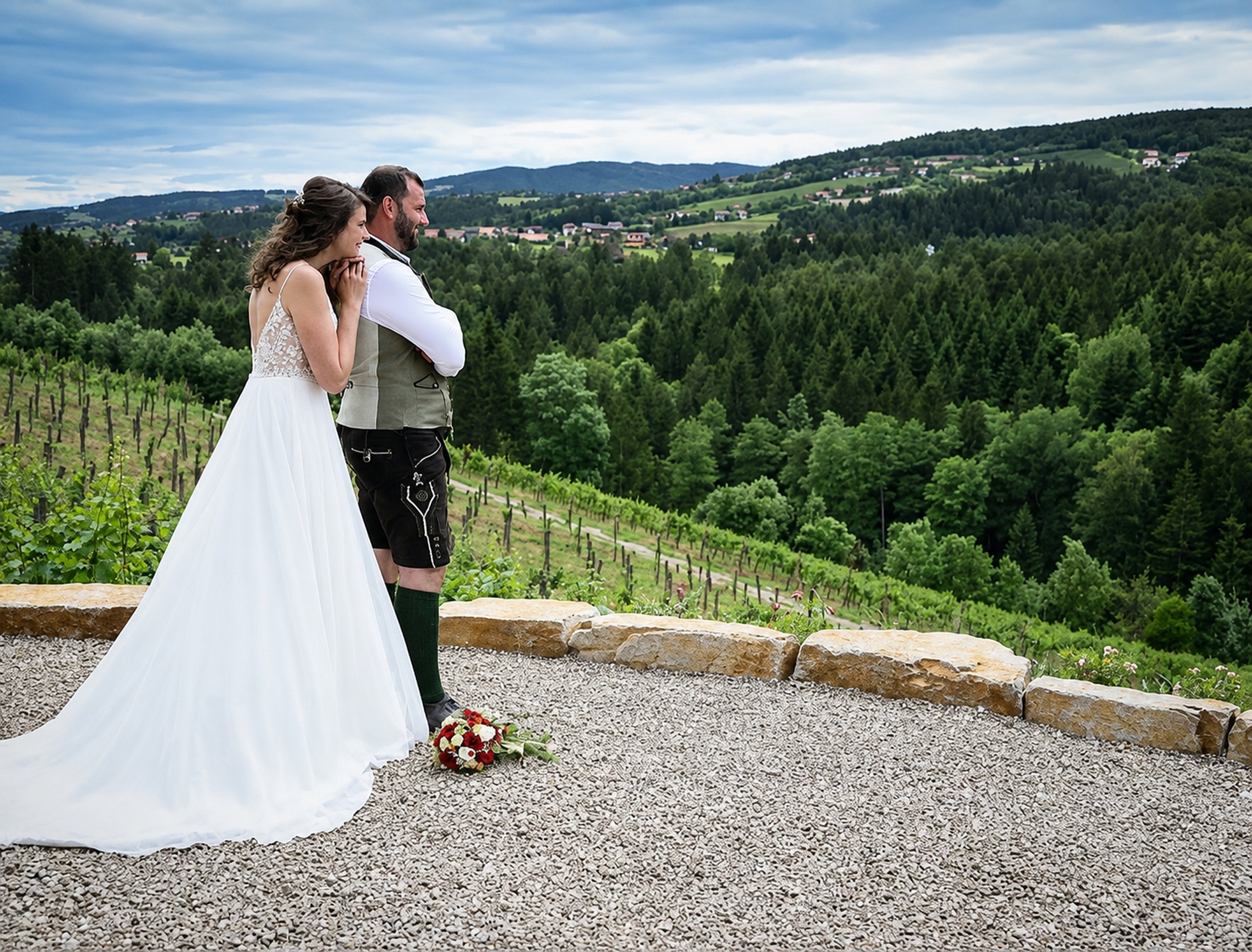 Hochzeitspaar mit Blick über die Weinberge