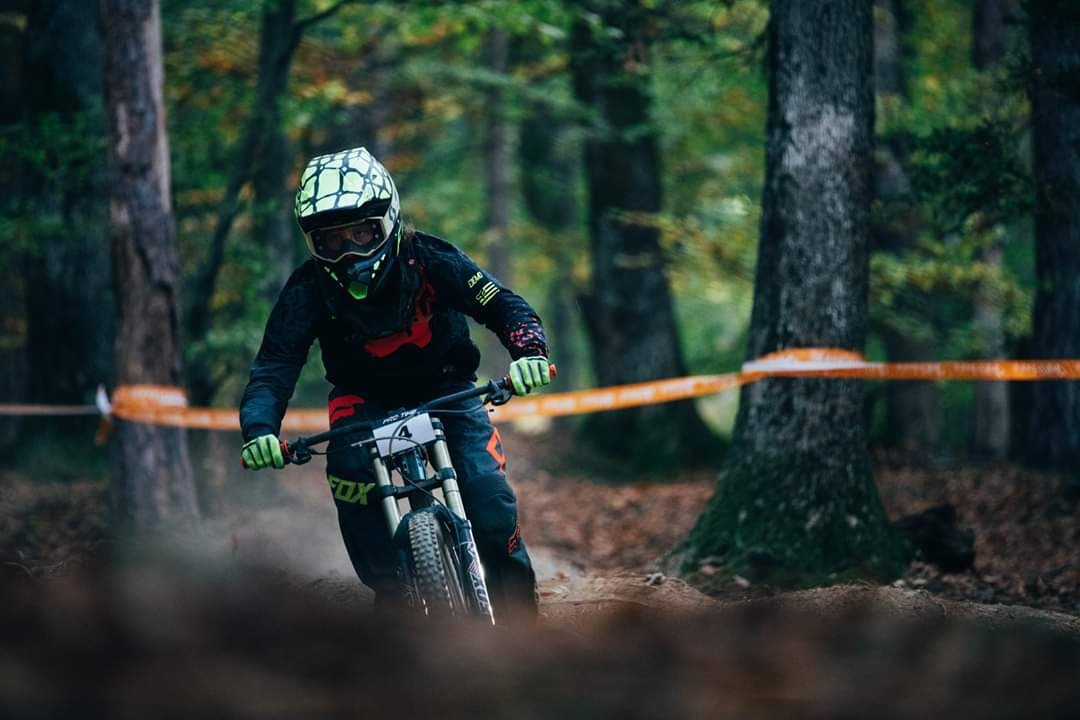Mountainbiker auf der Downhill-Strecke