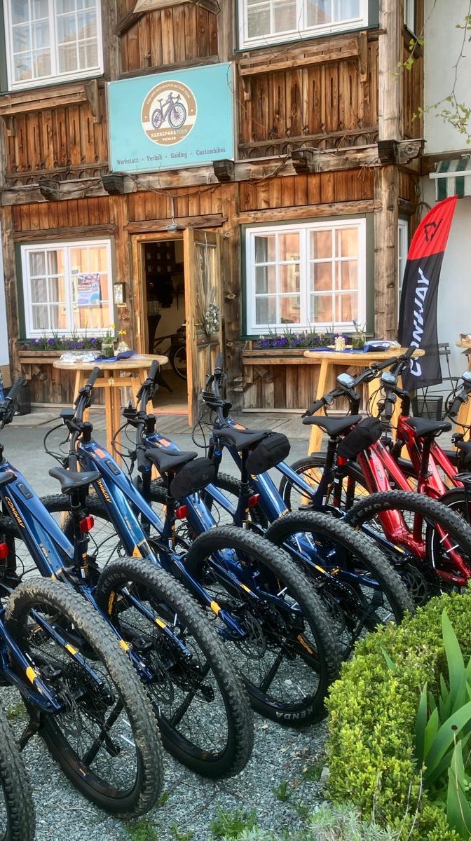 E-Bikes stehen bereit vor dem Geschäft von RadreparaTour