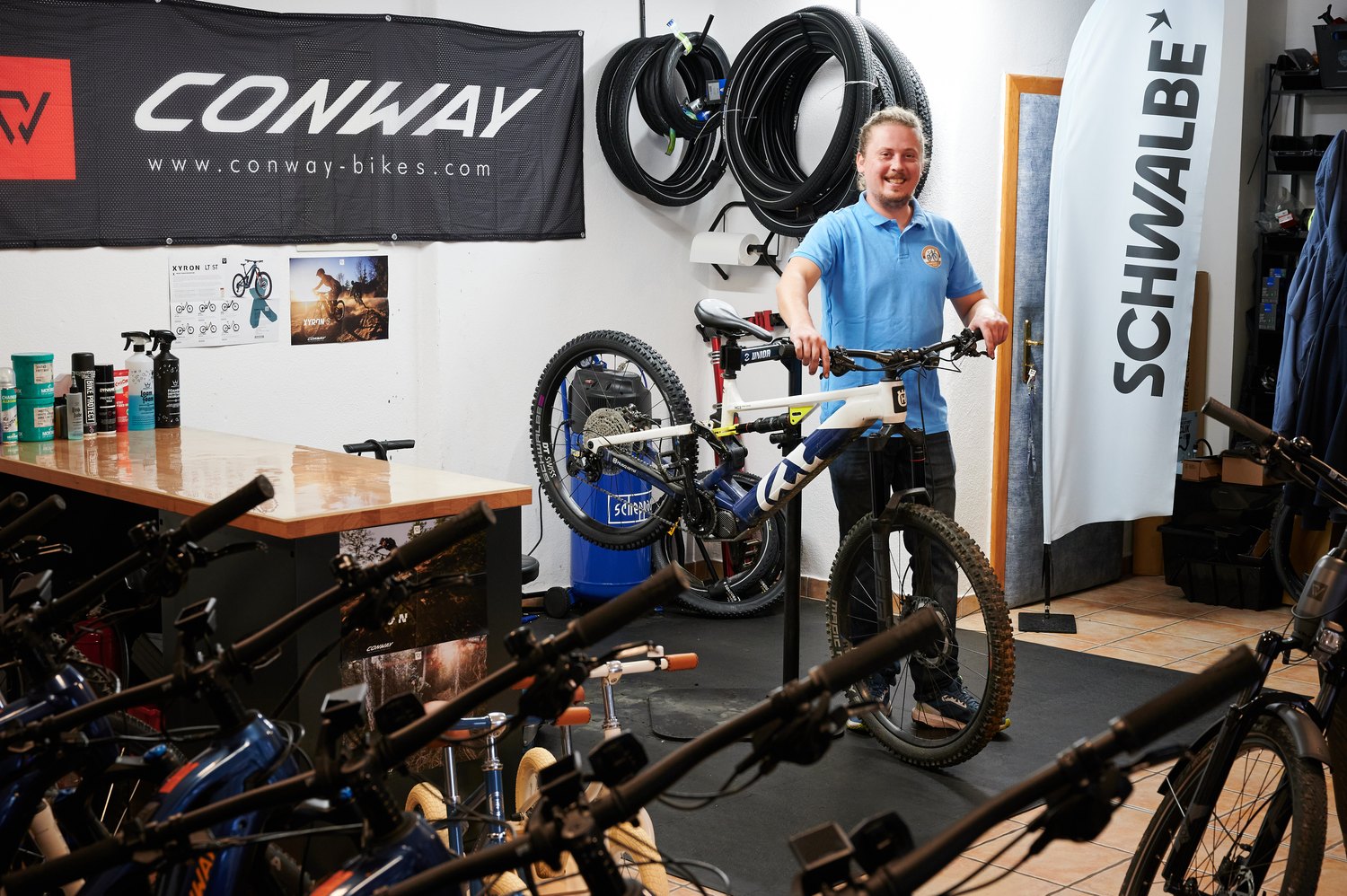 Fahrradwerkstatt: E-Bike am Montageständer