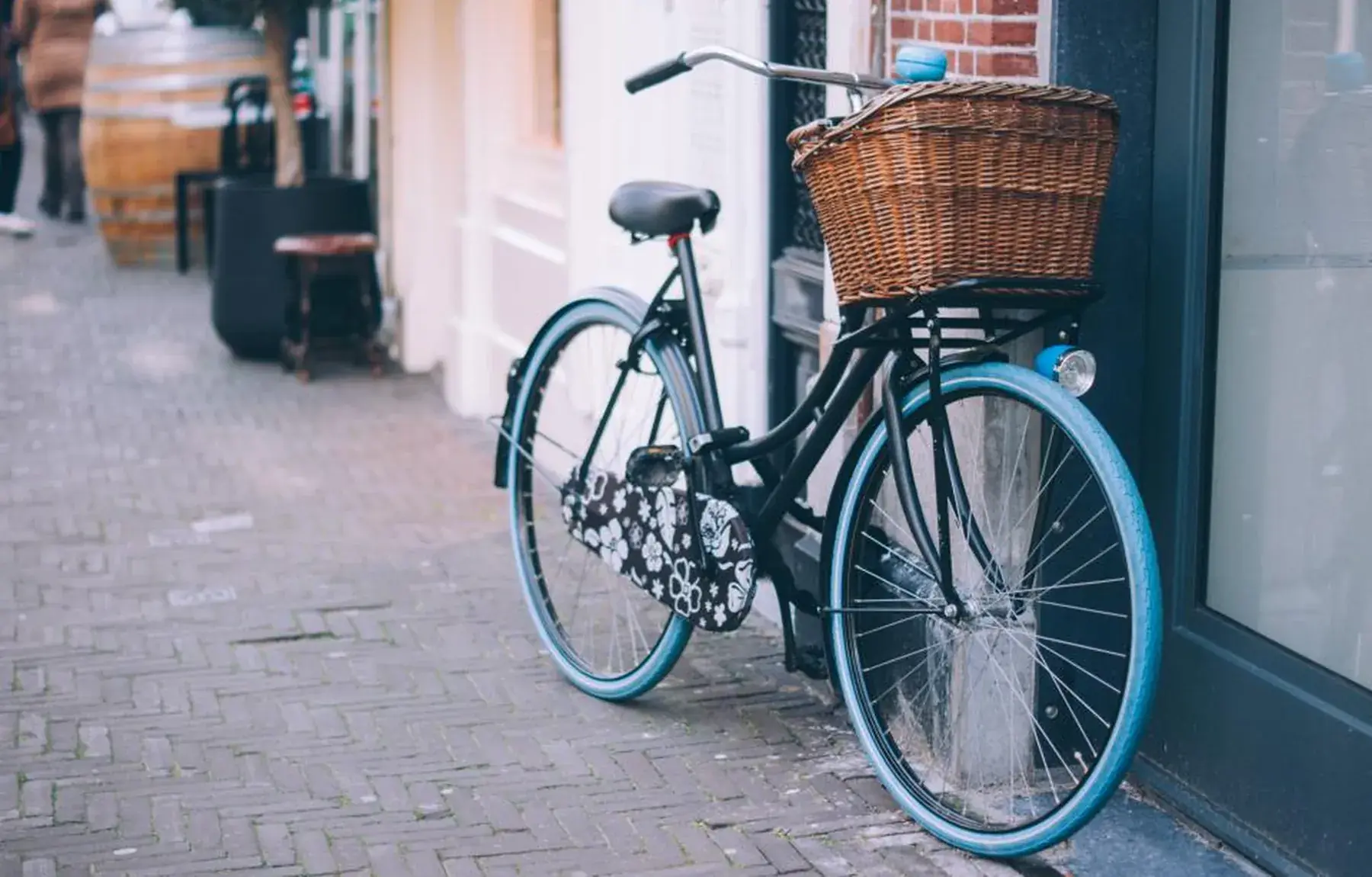 Fahrrad mit Korb vor dem Geschäft