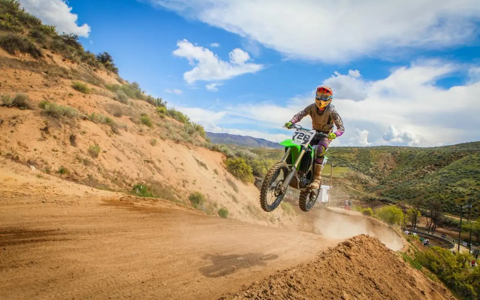 Mountainbike-Sprung auf dem Trail