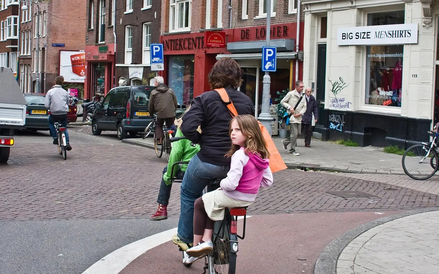 Mutter mit Kindern auf Rädern in der Stadt